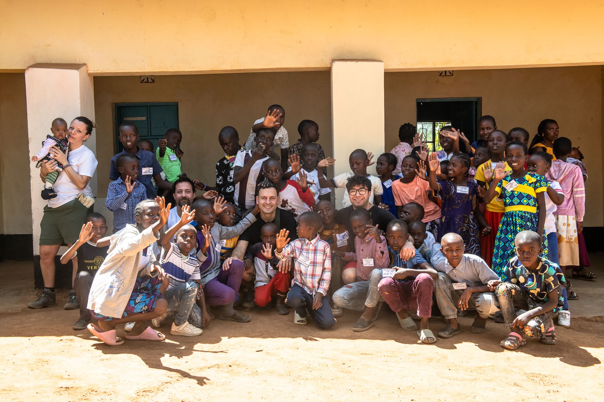 Bambini e volontari insieme a Kasue, Kenya